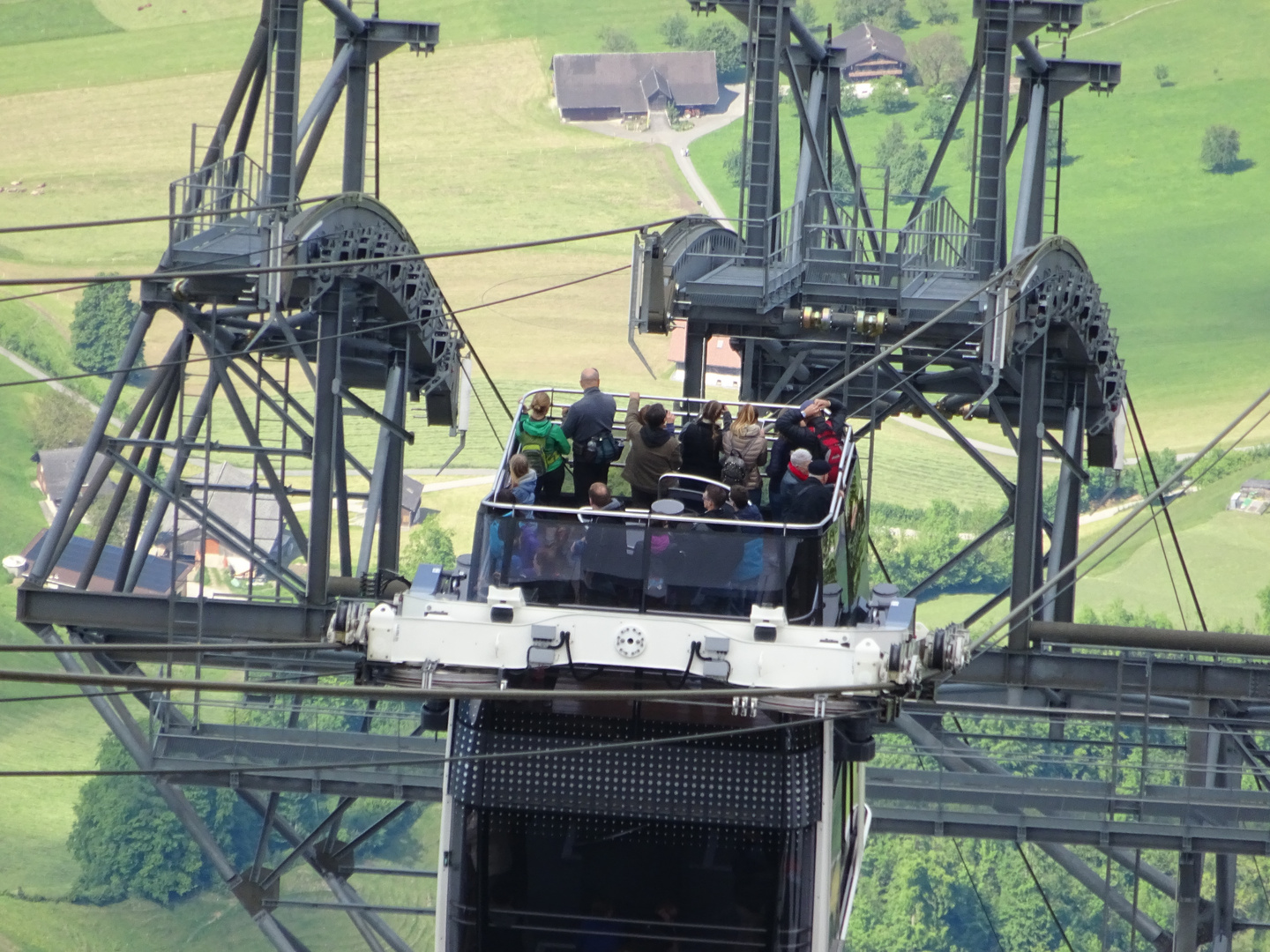 Talfahrt der Cabrioseilbahn am Stanserhorn