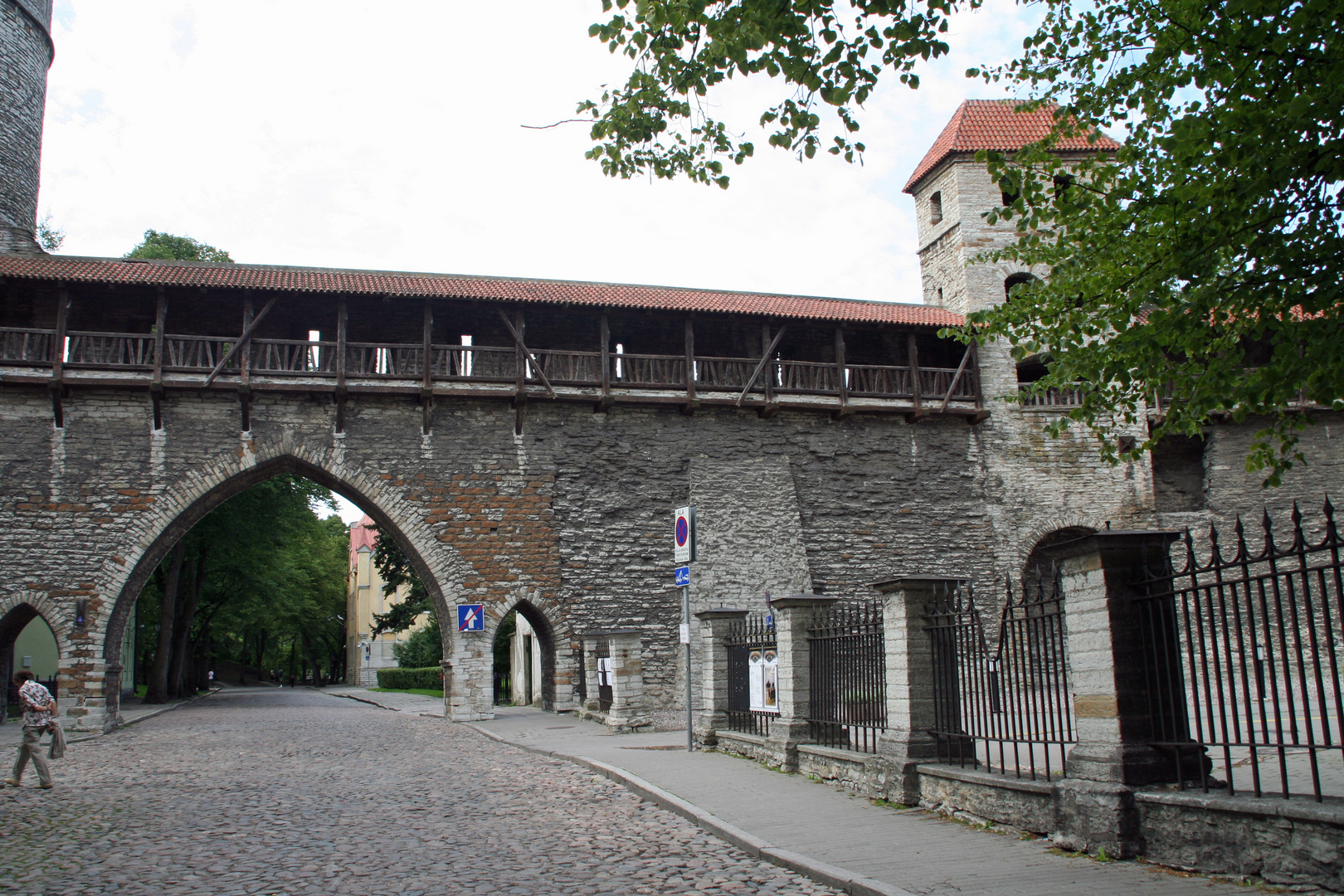 Tallin: Stadtmauer mit Tor