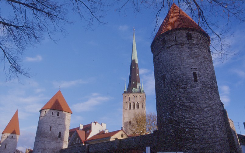 Tallinn: Stadtmauer und Kirche