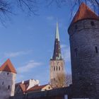 Tallinn: Stadtmauer und Kirche