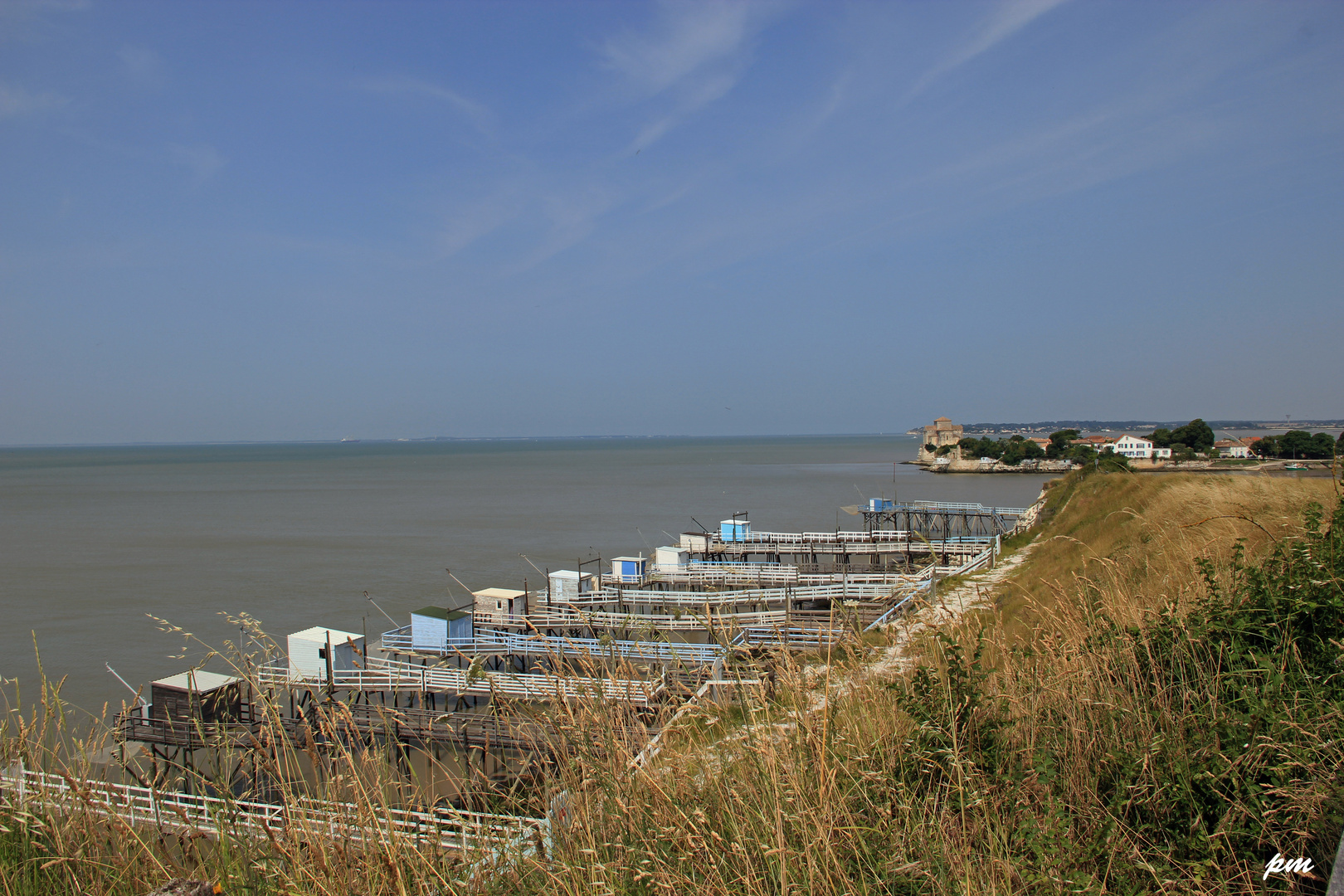 Talmont, sa chapelle et les carrelets