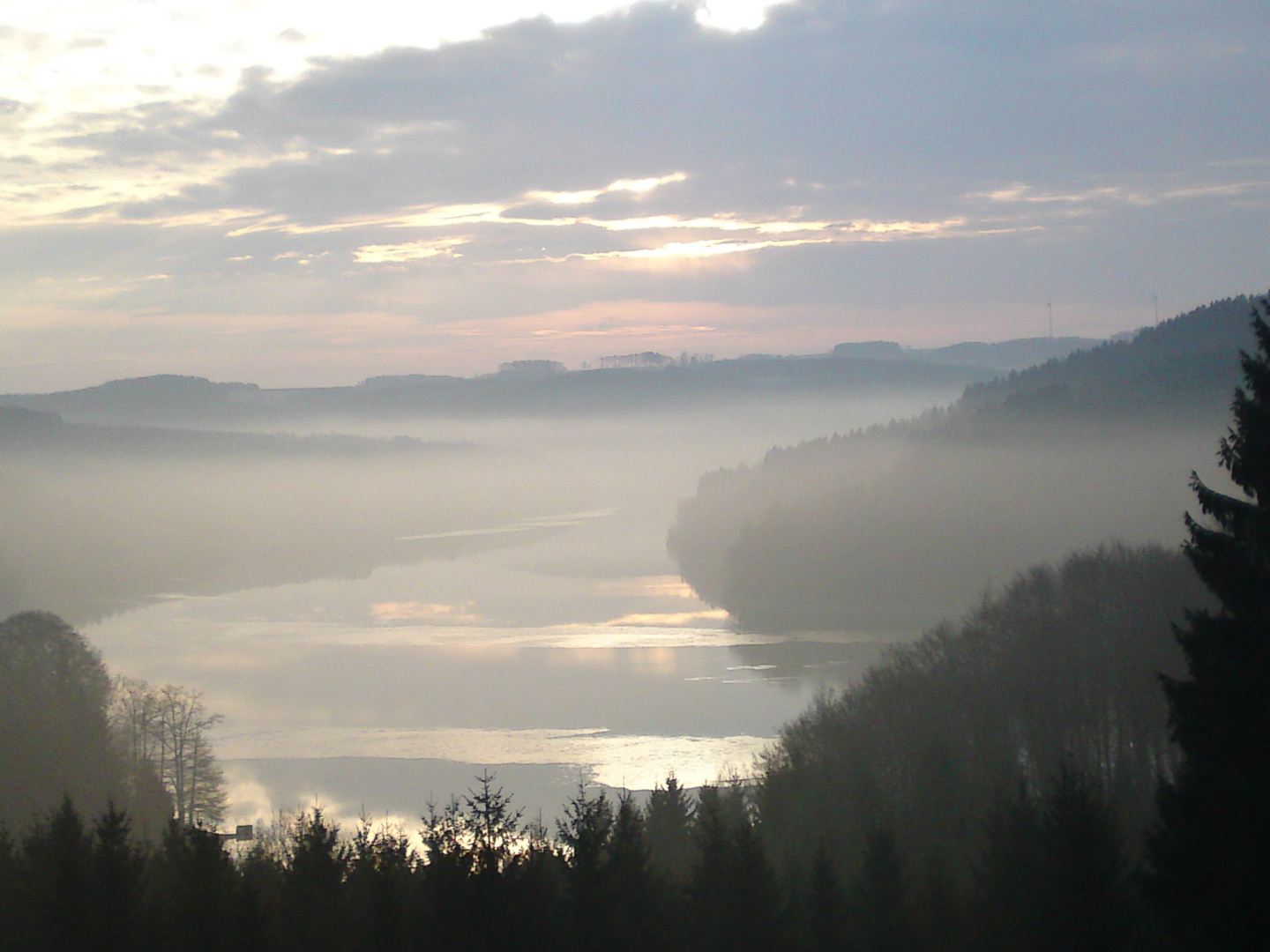 Talsperre im Morgennebel