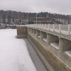 Talsperre im Winter