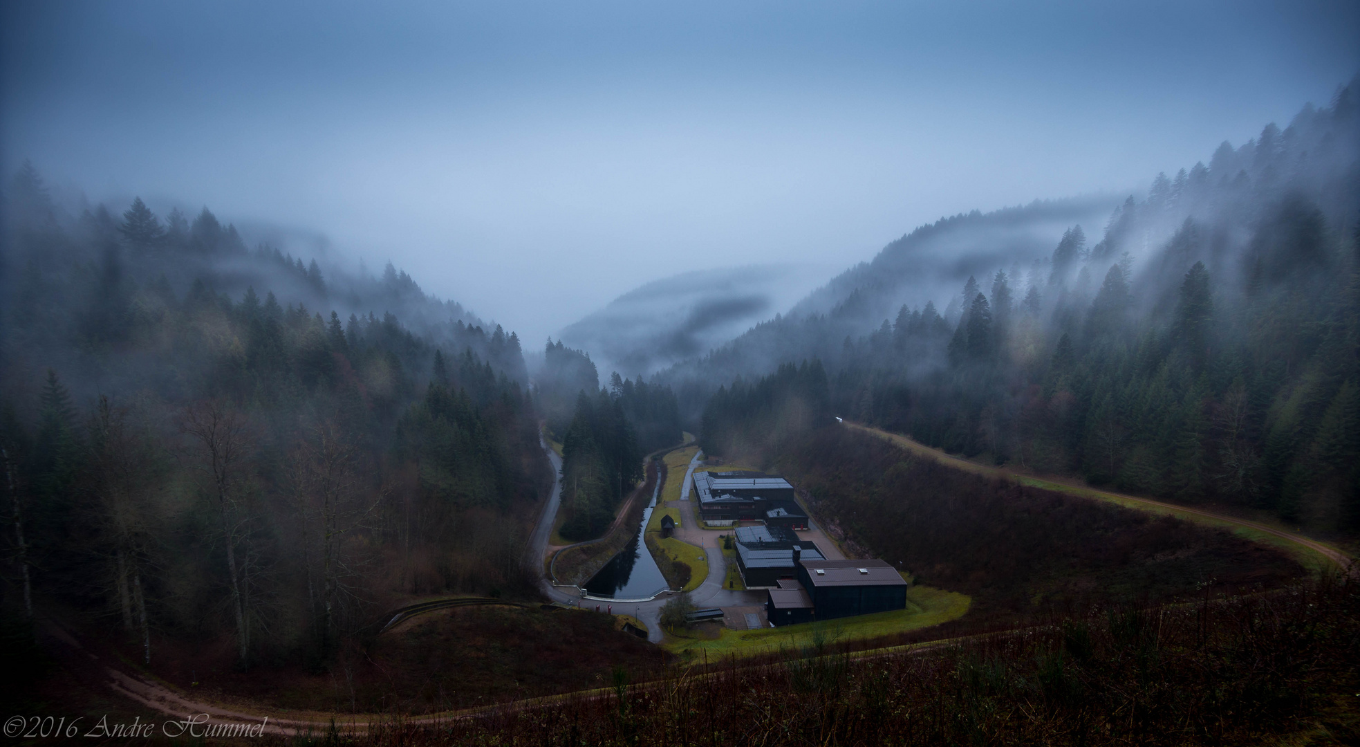 Talsperre Kleine Kinzig -Blick zum Kraftwerk und Verwaltungsgebäude