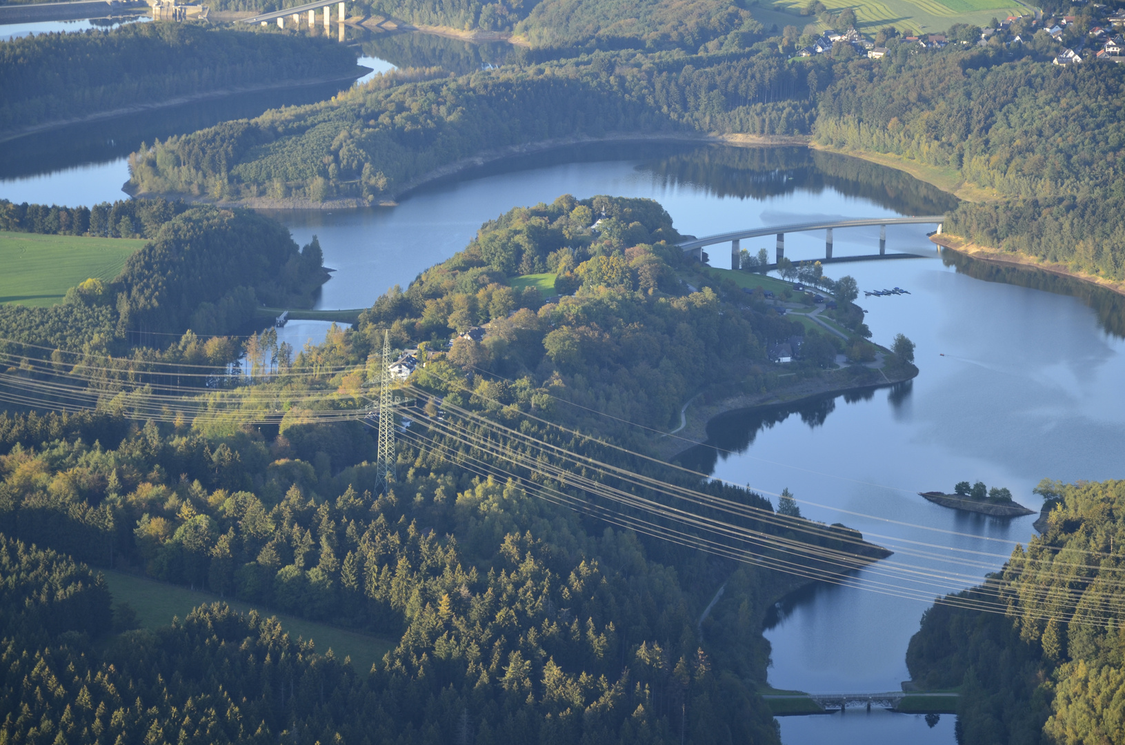 Talsperre, Stromleitungen, Straßen, Wege ...