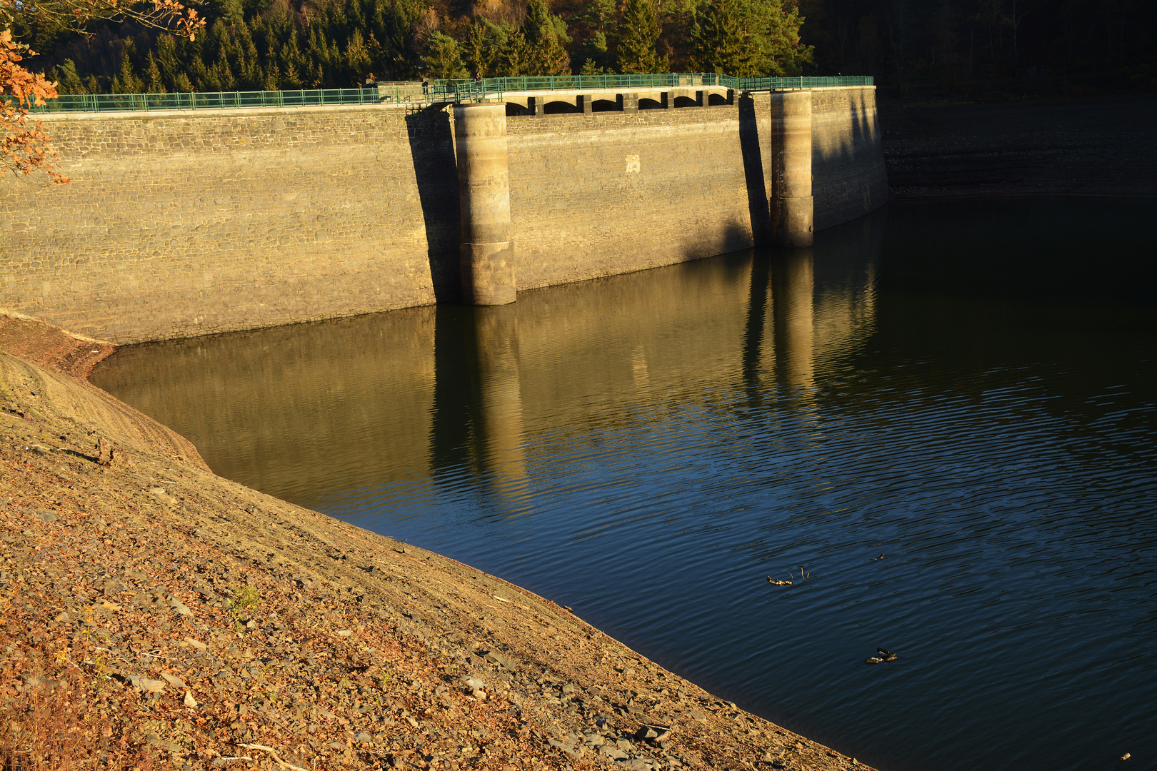 Talsperrenmauer und Ufer bei extrem niedrigem Wasserstand