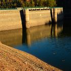 Talsperrenmauer und Ufer bei extrem niedrigem Wasserstand