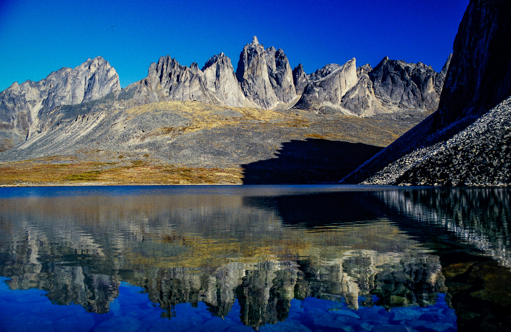 Talus Lake und Tombstone Mountain