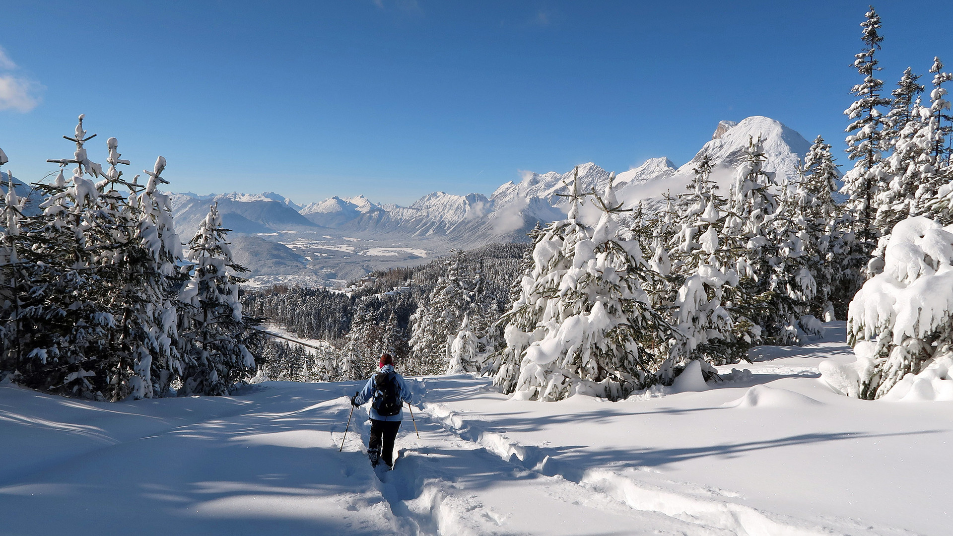 talwärts im tiefen Schnee