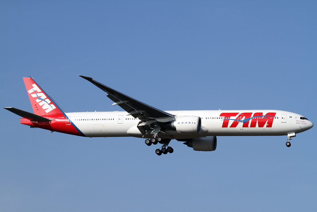 TAM Boeing 777 im Anflug auf die rwy 07L