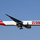 TAM Boeing 777 im Anflug auf die rwy 07L