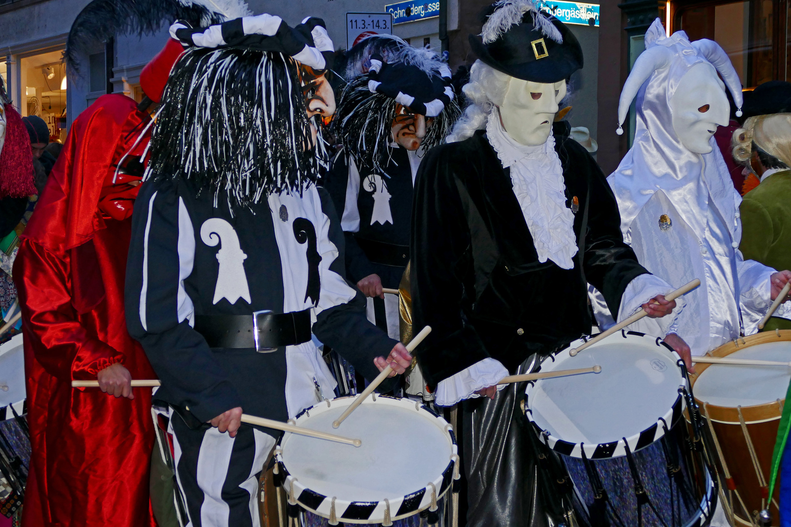 Tamburengruppe am "Gässle" an der Basler Fasnacht 