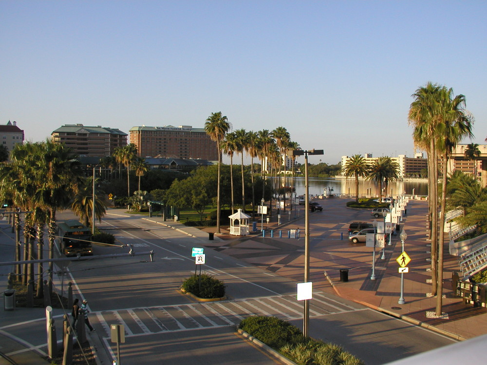 Tampa, Florida vor dem Convention Center von einer Bruecke.