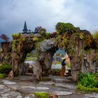 Tanah Lot dan Gua Ular Suci