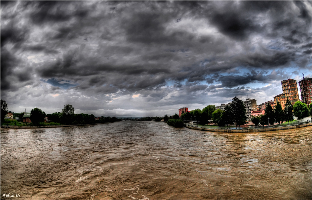 Tanaro 28 aprile 2009 - Alessandria: la piena vista dal ponte Tiziano