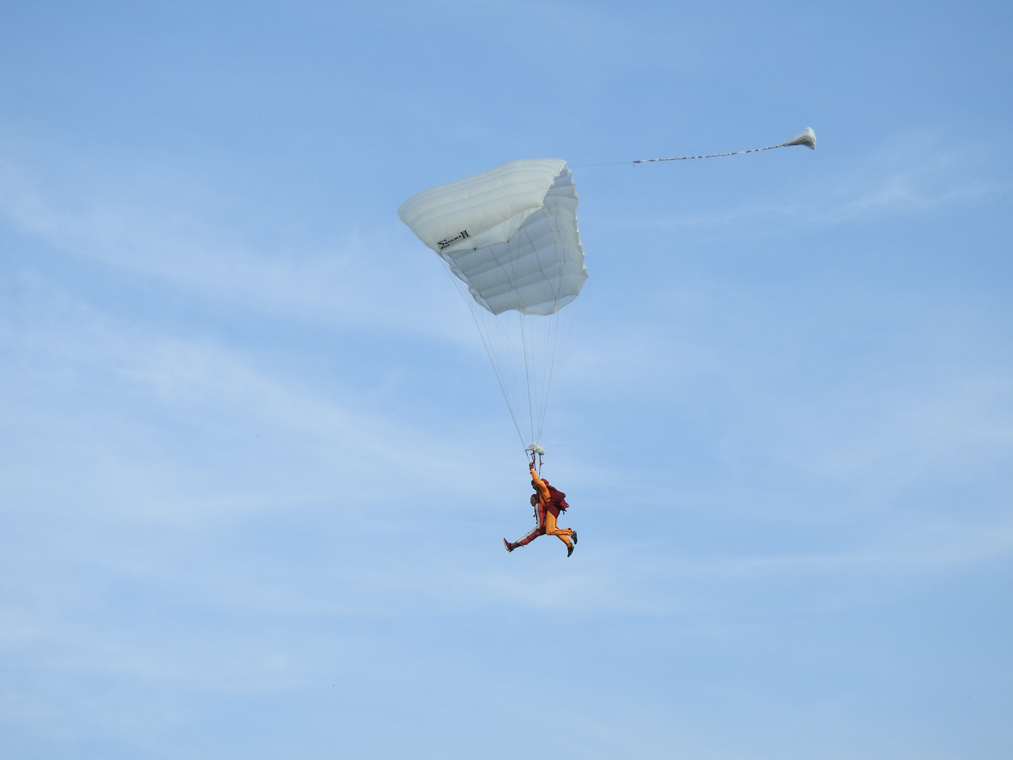 Tandem-Fallschirmsprung: Anflug zur Landung