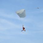 Tandem-Fallschirmsprung: Anflug zur Landung