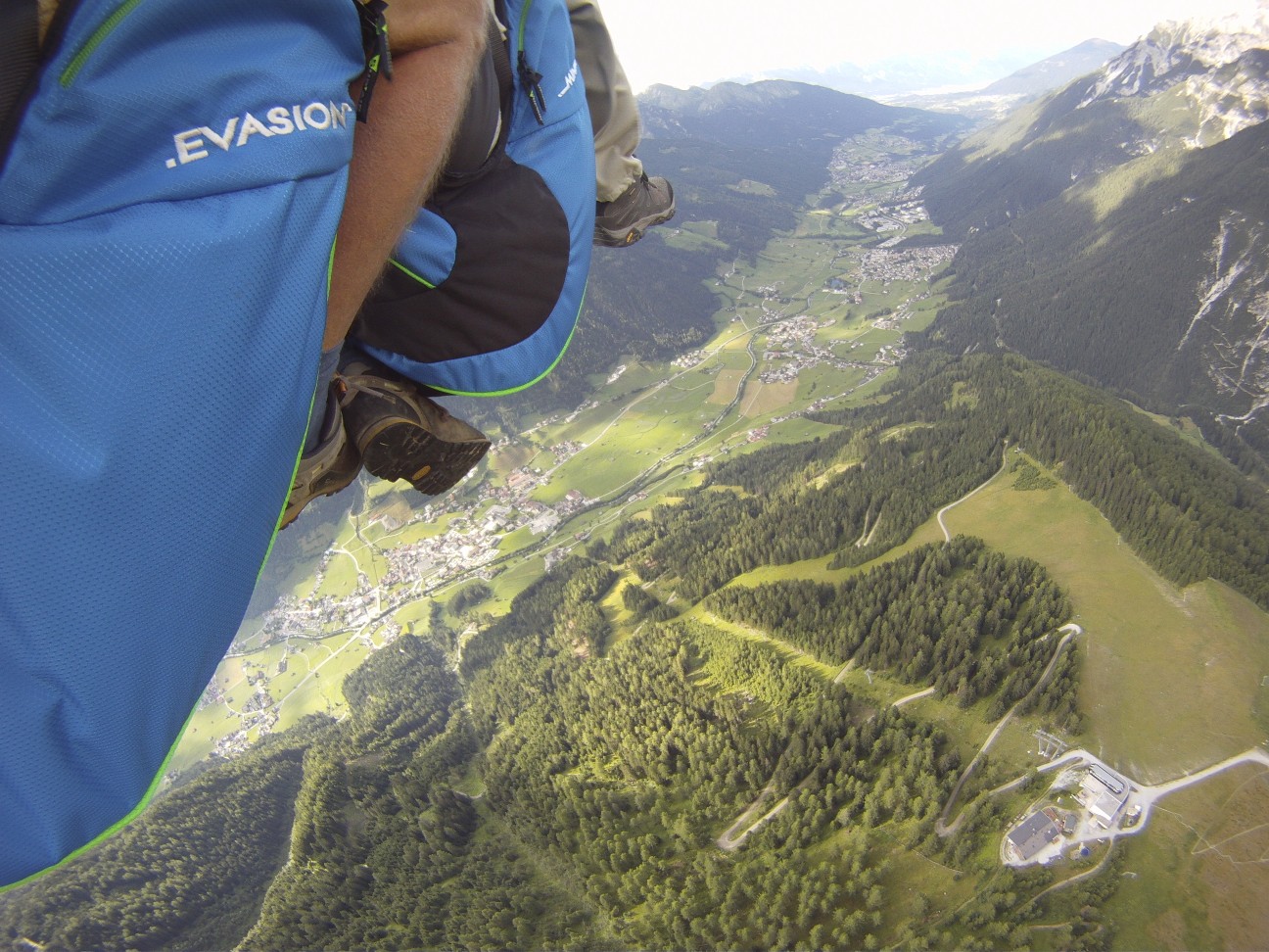 Tandemflug über Stubai in Tirol Blick richtung Inntal