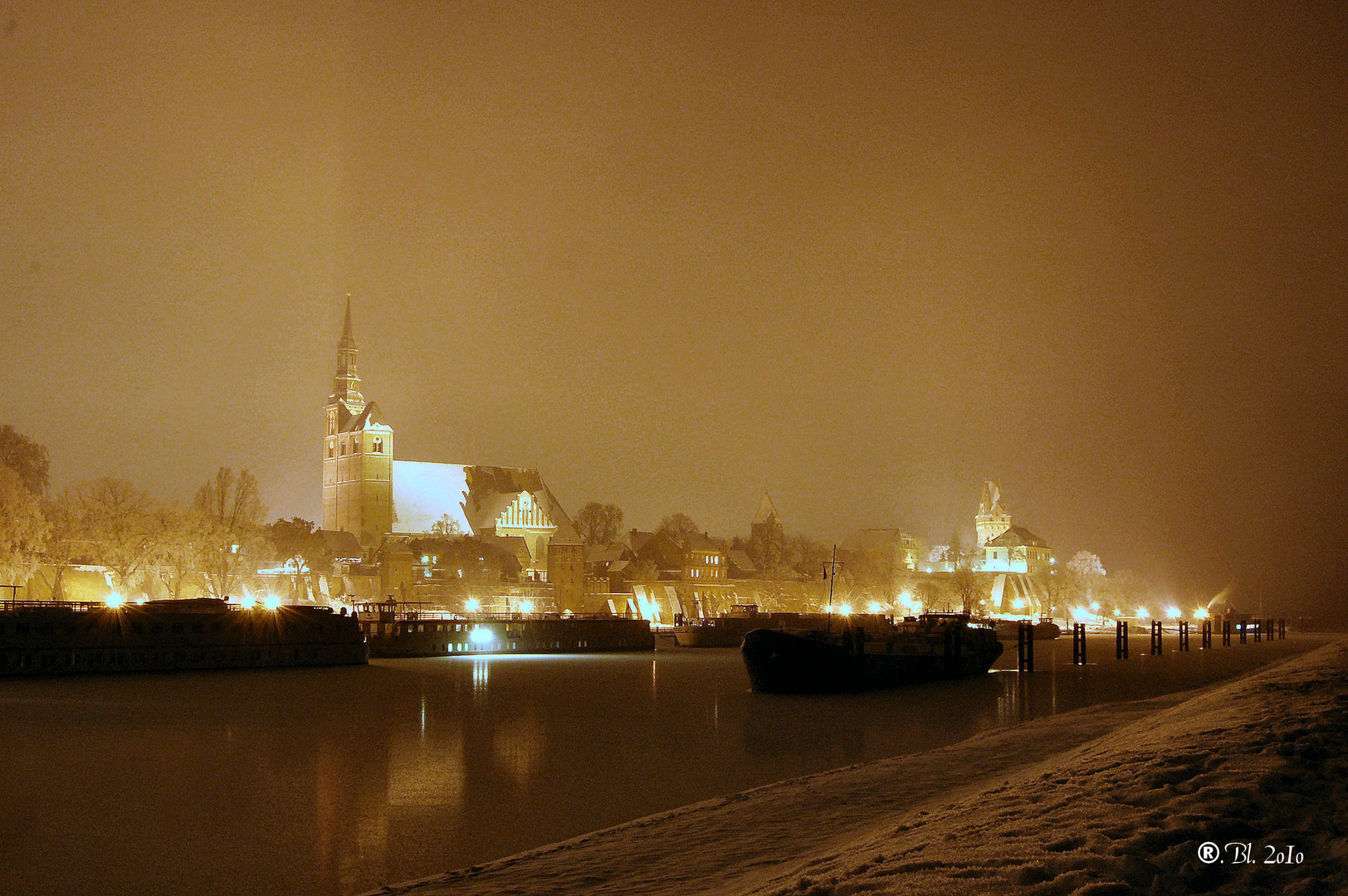 Tangermünde bei Nacht am Hafendeich