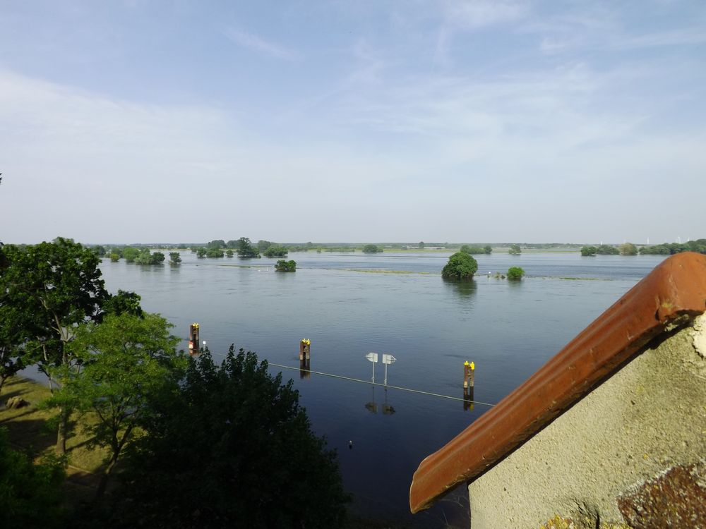 Tangermünde im Hochwasser ein Blick von der Burg