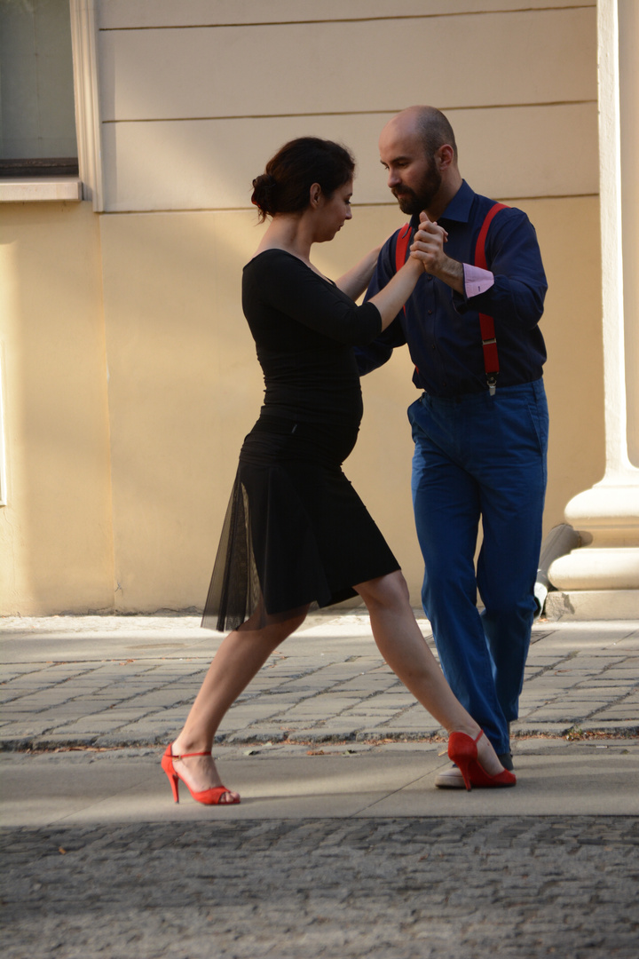 Tango outside 2