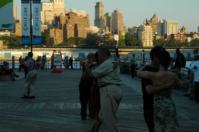 Tango-Pier mit Blick auf Brooklyn
