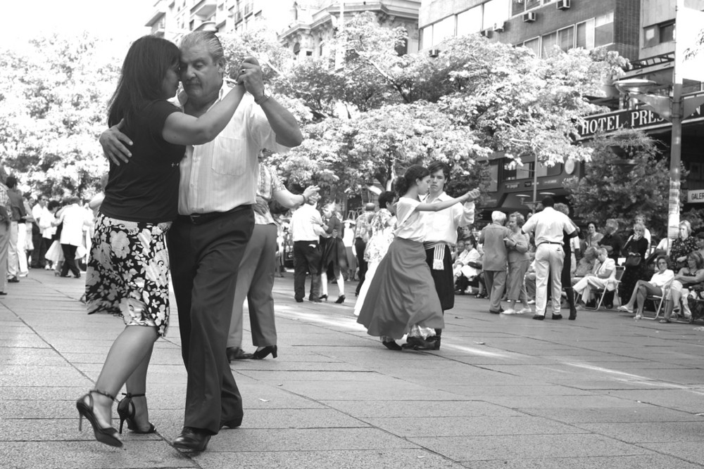 Tango uruguayo- Gruppe tanzender Paare