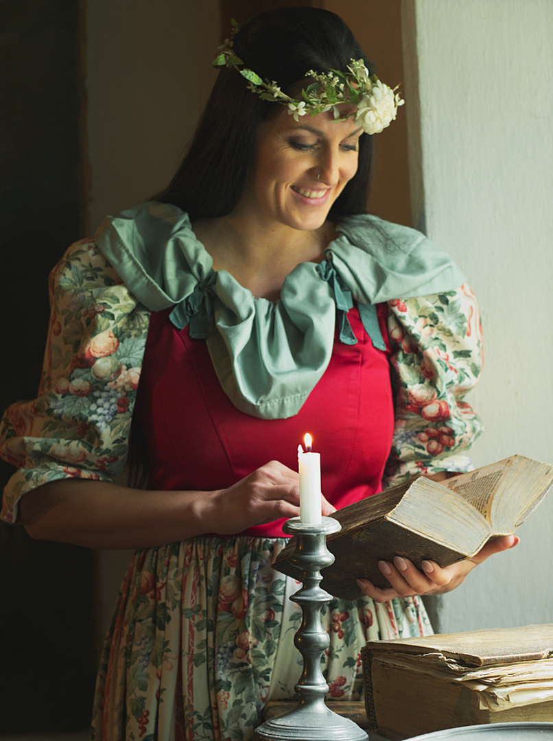 Tanja in einem Biedermeierkleid Portrait