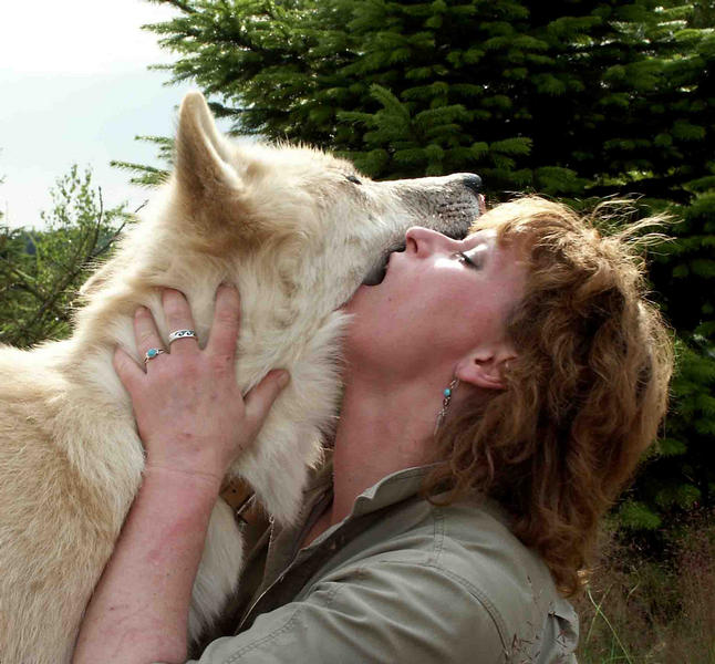 Tanja mit ihrem Wolf