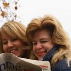 Tanja und Sylvia beim Zeitunglesen