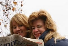 Tanja und Sylvia beim Zeitunglesen
