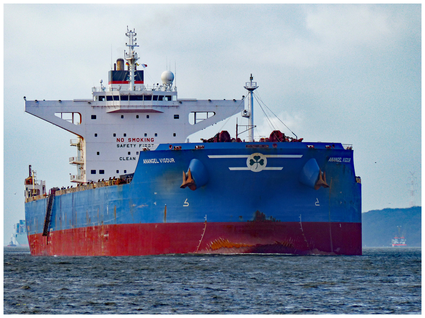 Tanker "Anangel  Vigour".....auf der Elbe Richtung Hamburg.....