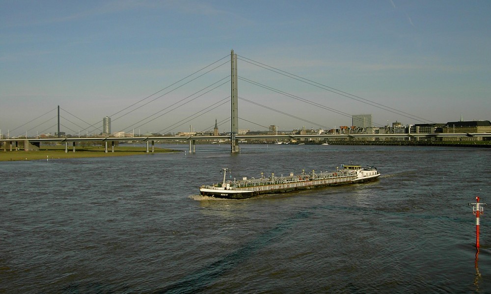 Tanker auf dem Rhein