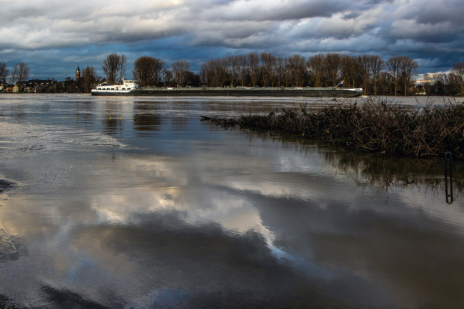 Tanker auf dem Rhein bei Köln-Langel