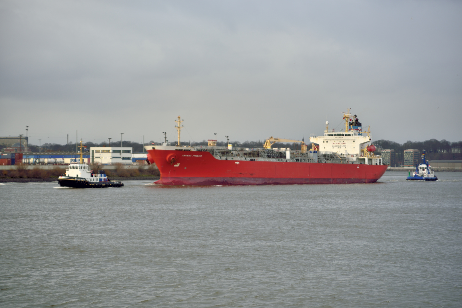 Tanker auf dem Weg zu seinem Liegeplatz