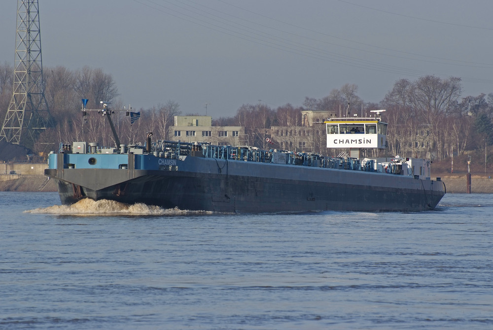 Tanker auf den Rhein