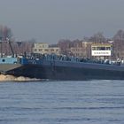 Tanker auf den Rhein