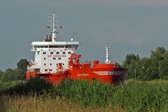 Tanker auf der grünen Wiese