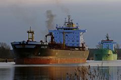 Tanker im Nord-Ostsee-Kanal ....