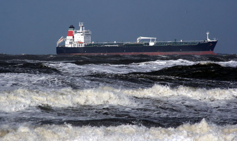 Tanker in rauher See