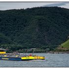 Tanker Piz Palü (NL) in der Bergfahrt zwischen Mäuseturm und Ruine Burg Ehrenfels