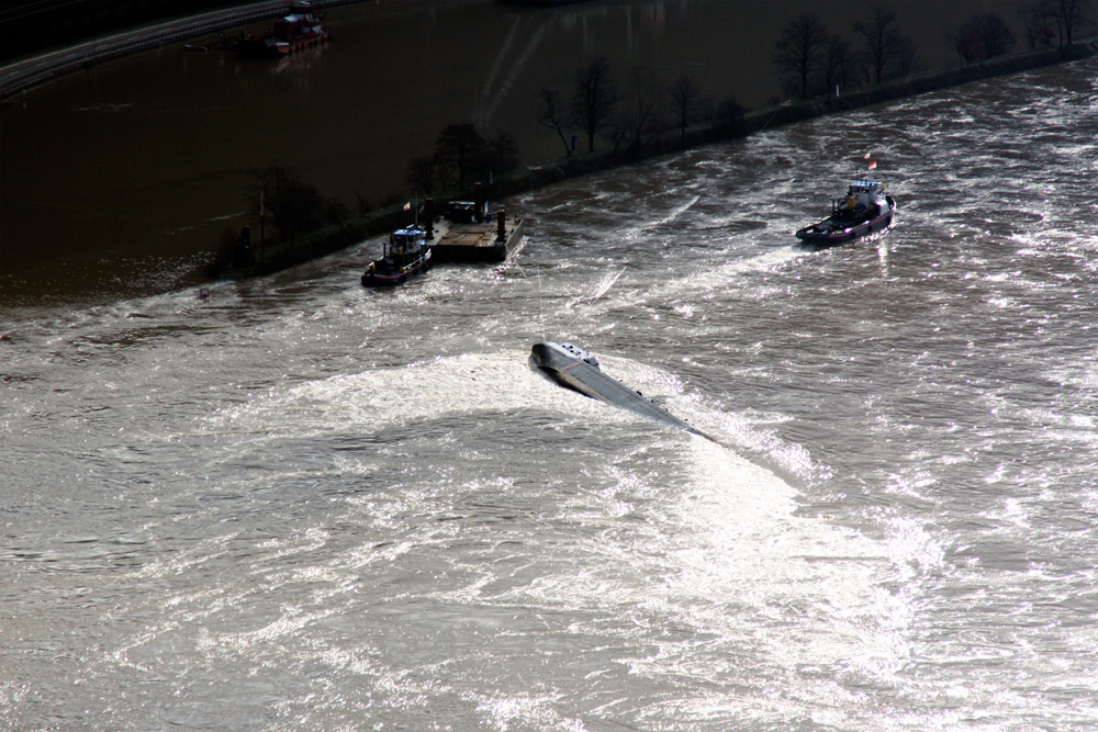 Tanker „Waldhoff“ gekentert Hochwasser 2011 am Mittelrhein