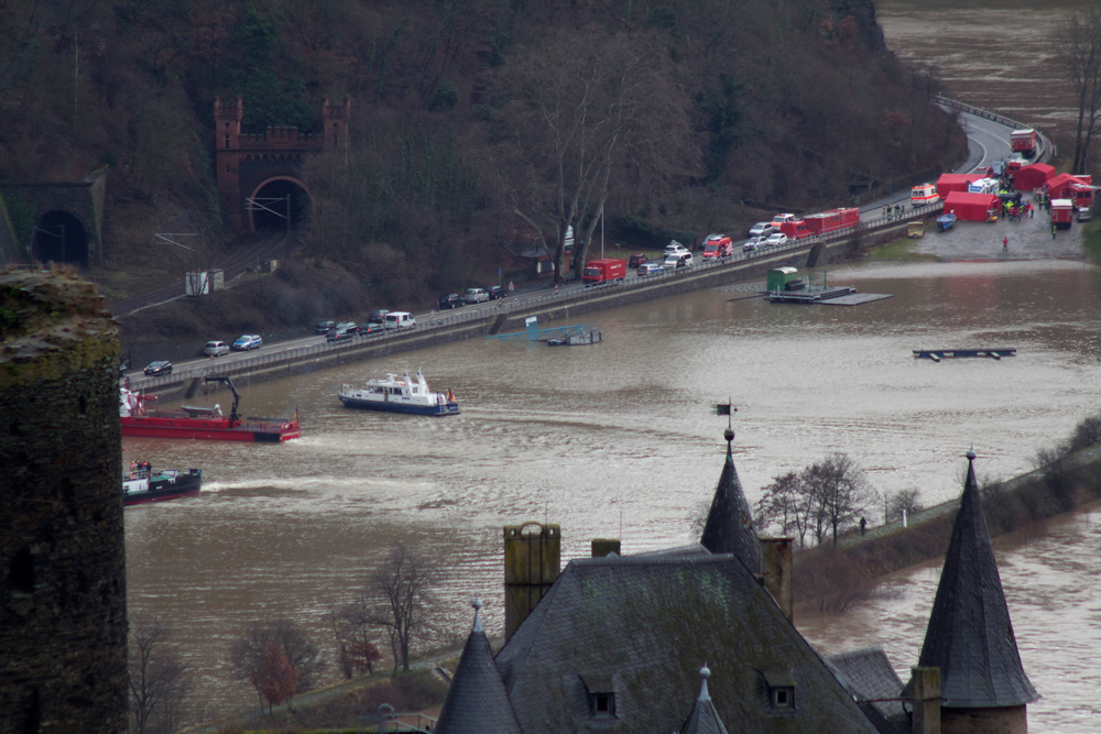 Tankerunglück auf dem Rhein bei St. Goar, Hilfskräfte vor Ort