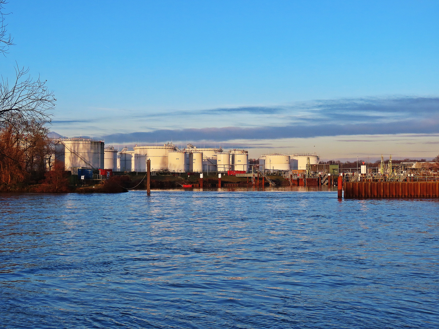 Tanklager im Flörsheimer Hafen