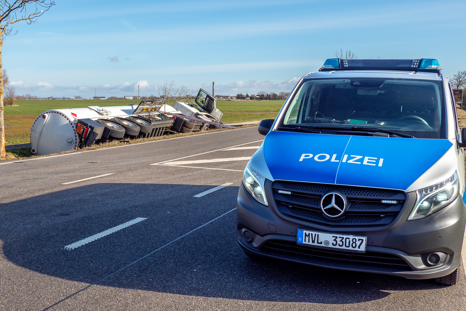 Tanklastzug kollidiert mit Laster