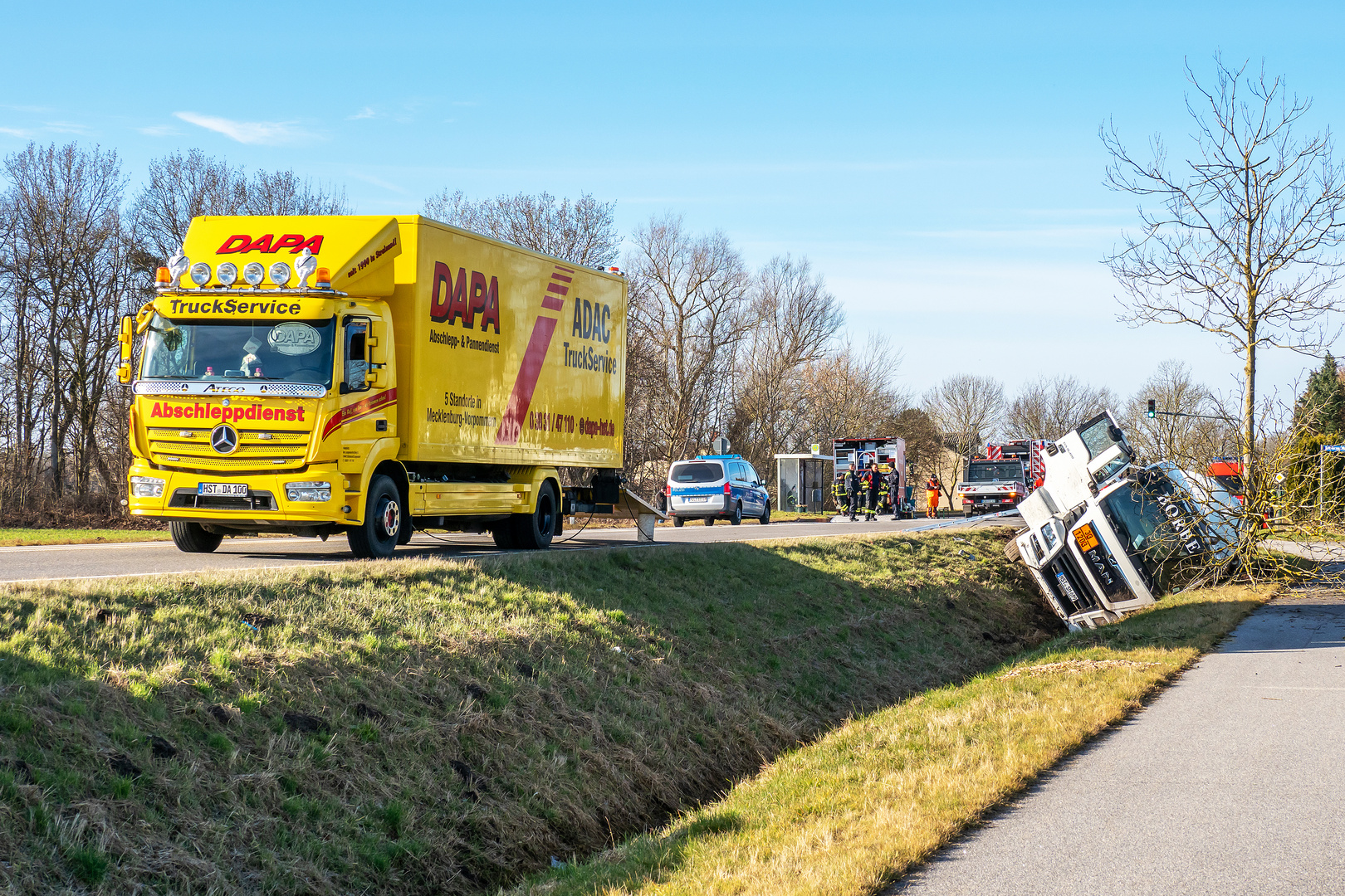 Tanklastzug kollidiert mit Laster