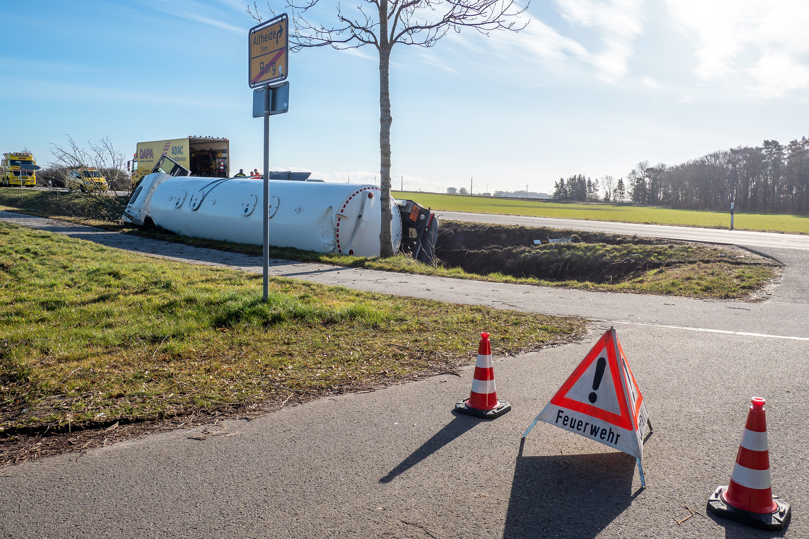 Tanklastzug kollidiert mit Laster