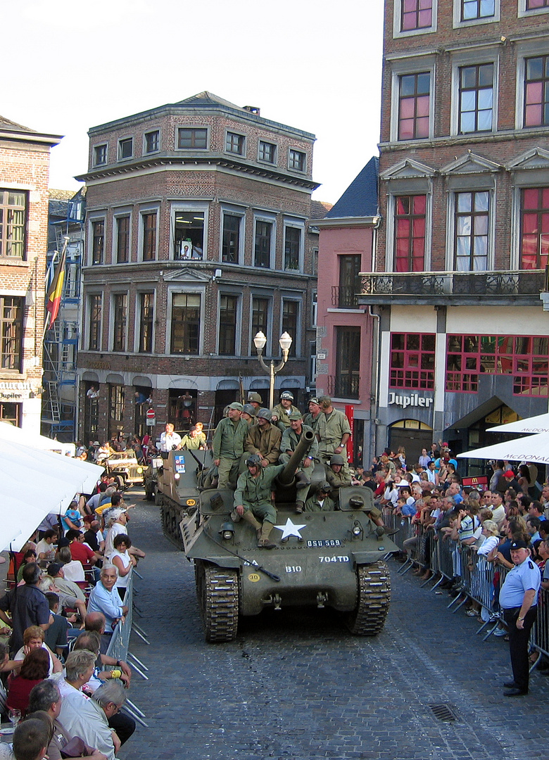 Tanks at the central plaza of Mons