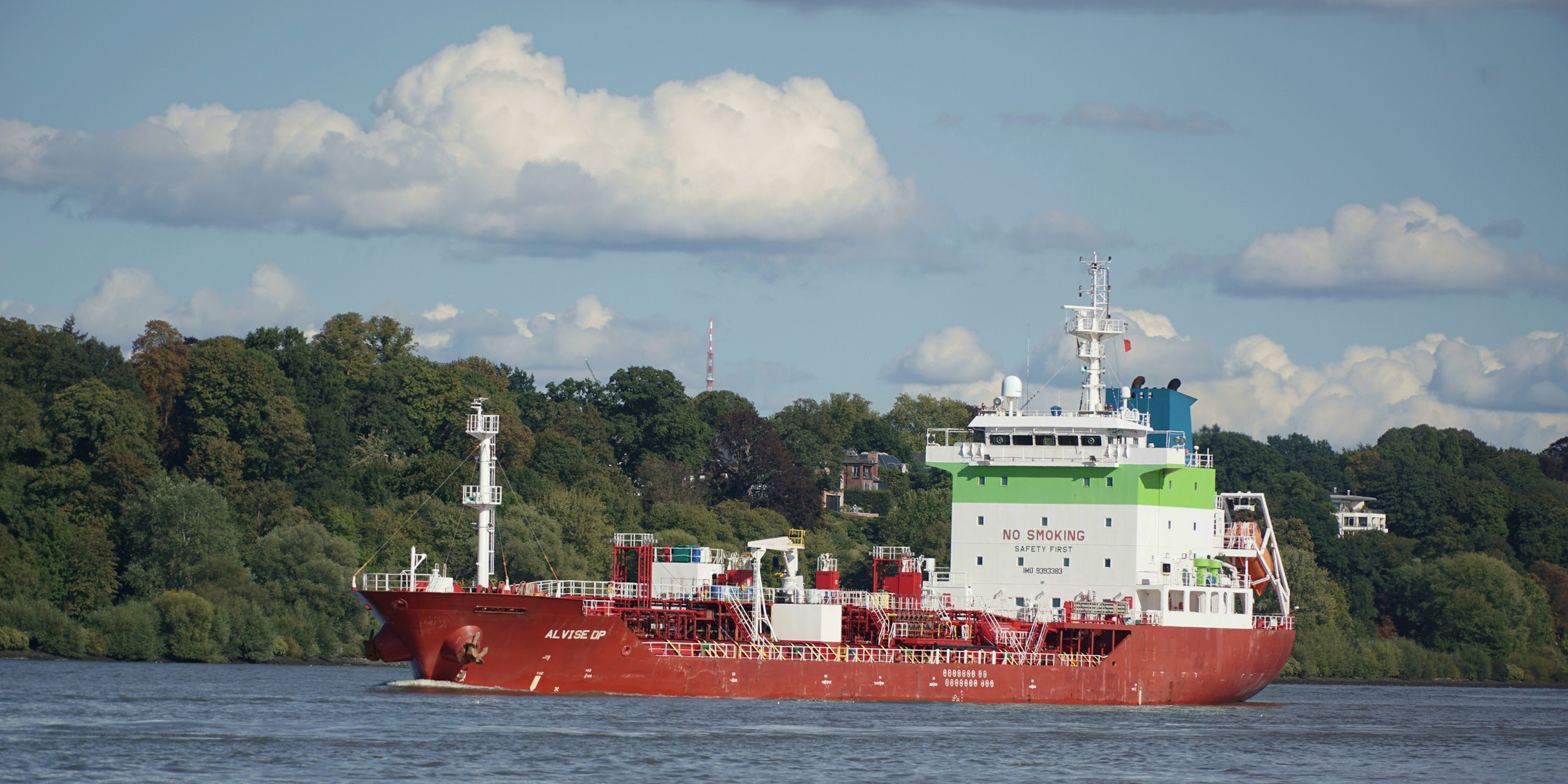 Tankschiff auf der Elbe