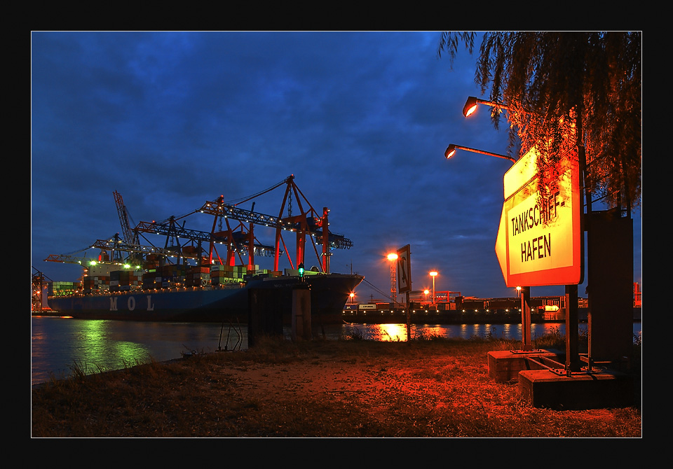 tankschiff hafen hamburg von Andreas Wagner ·